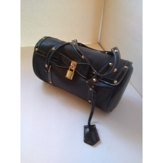 Black Hand bag, super chic ! a great look ! for all occasions - super stylish !