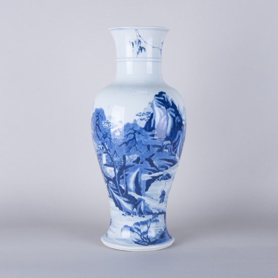 A BLUE & WHITE BALUSTER VASE, QING DYNASTY, KANGXI PERIOD